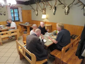 vorne: Helmut Nausner, Helga Pöll. Bernhard Lasser, Wolfgang Grabensteiner
Im Hintergrund: Erwin Zilka und Enkel