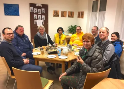 Evangelisch-lutherische und evangelisch-methodistische Christinnen und Christen bei Tisch