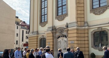 Mitglieder der GEKE Südosteuropa-Gruppe vor der Hofkirche in Breslau