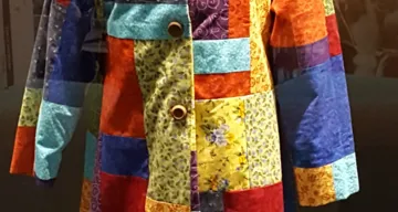 Dolly Parton's Coat of Many Colors coat displayed in the Country Music Hall of Fame and Museum in Nashville, Tennessee. CC BY-SA 4.0