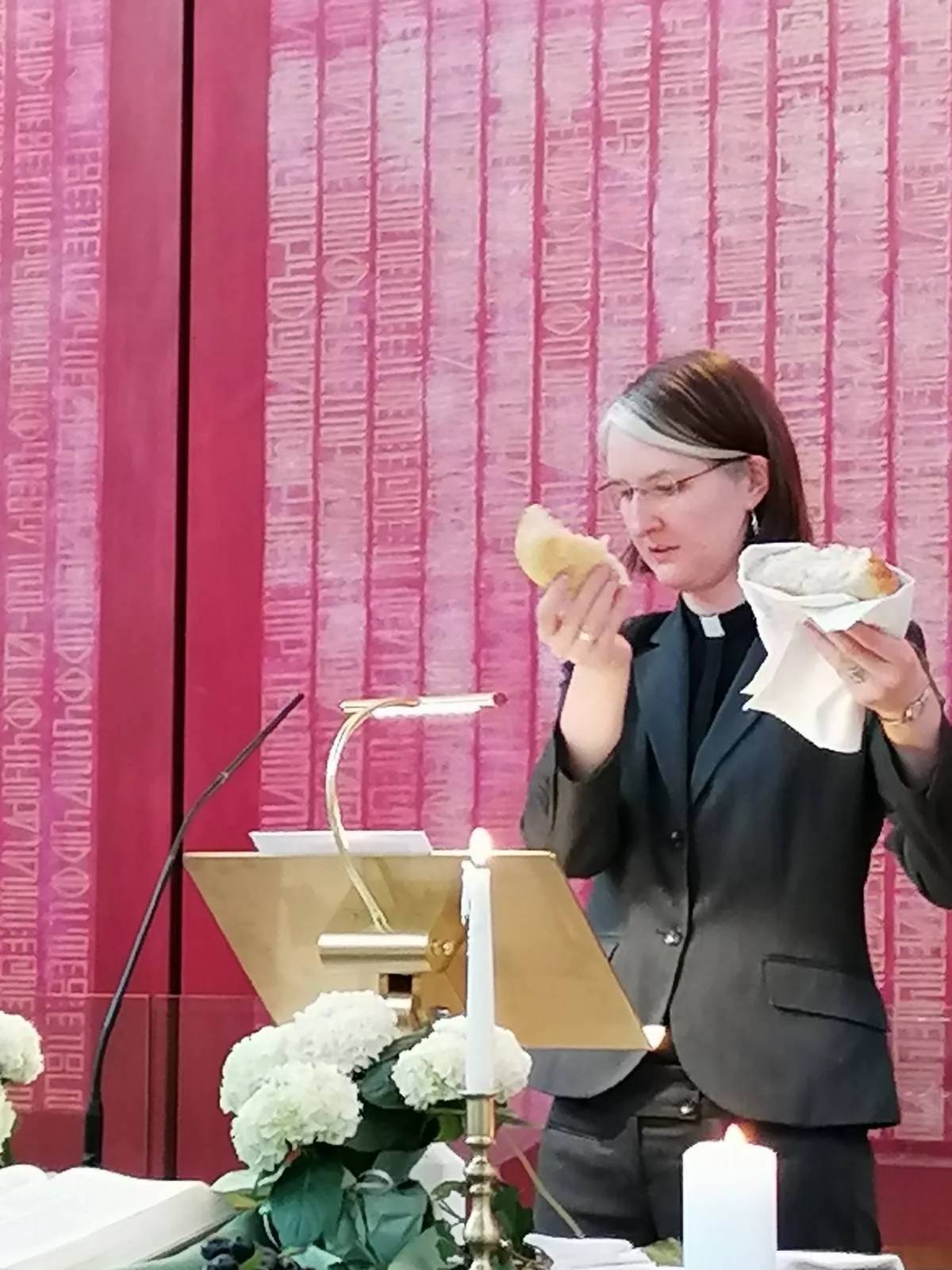 Pastorin Dorothee Büürma bricht Brot