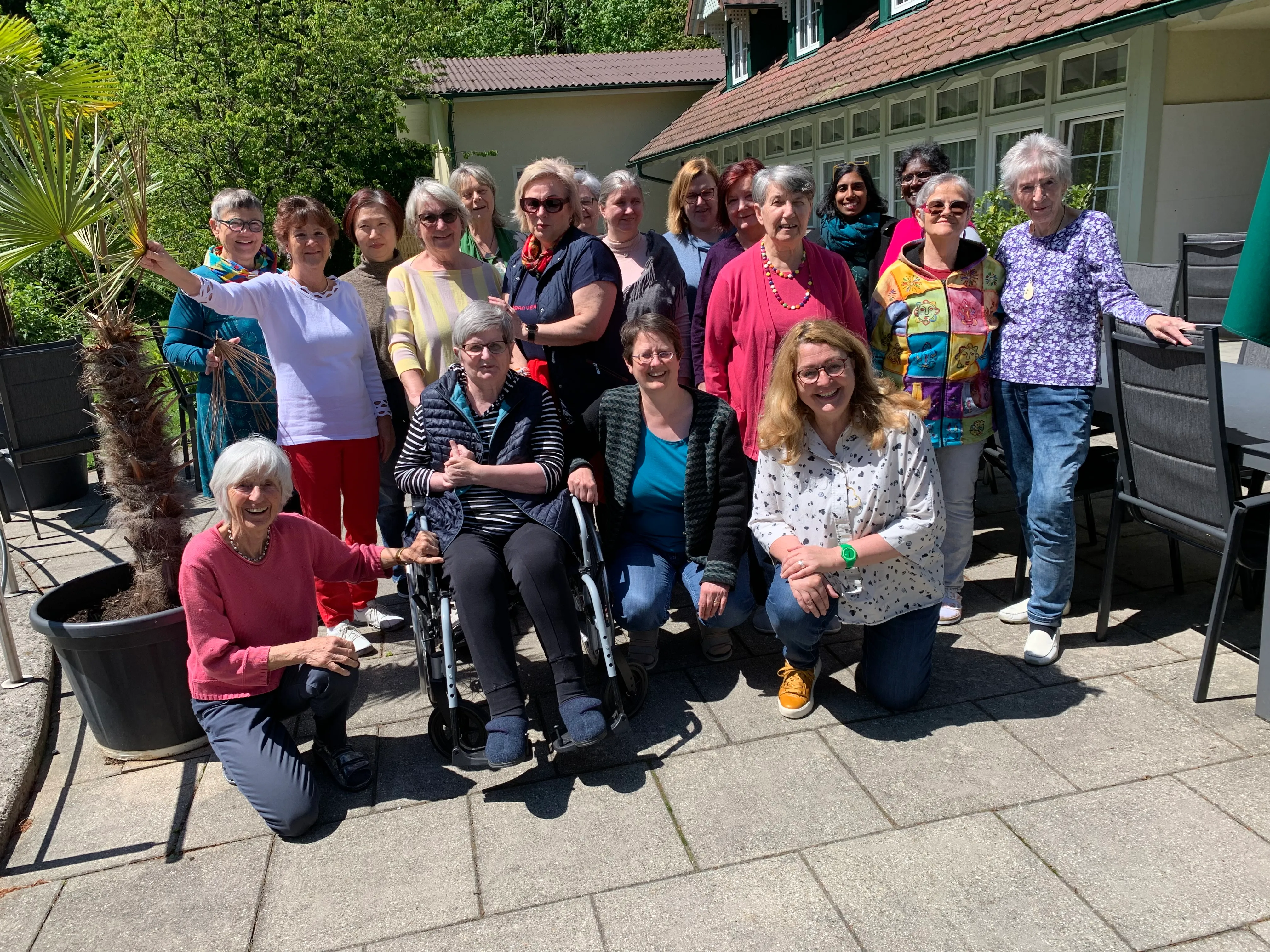 Du bist die Mutter, die liebt vorne (v.l.n.r.): Erika Weissenböck, Monika Greil, Esther Handschin, Doris Vanselow
hinten: Andrea Siegrist, Margit Wallner, Choonyoung Kim-Gross, Maria Huber, Gabi Rehbogen, Ewa Knapova, Margarethe Steiner (verdeckt), Birgit Prachner, Donate Persson, Erika Prachner, Maria Ivanovsky, Sangitha Sundaresan, Usha Sundaresan, Helga Pöll, Sofia Müller
