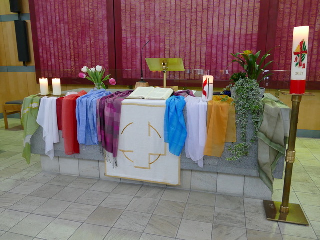 Ökumenischer Gottesdienst am 23.1.2022 in der EmK Salzburg geschmückter Altar, Regenbogen
