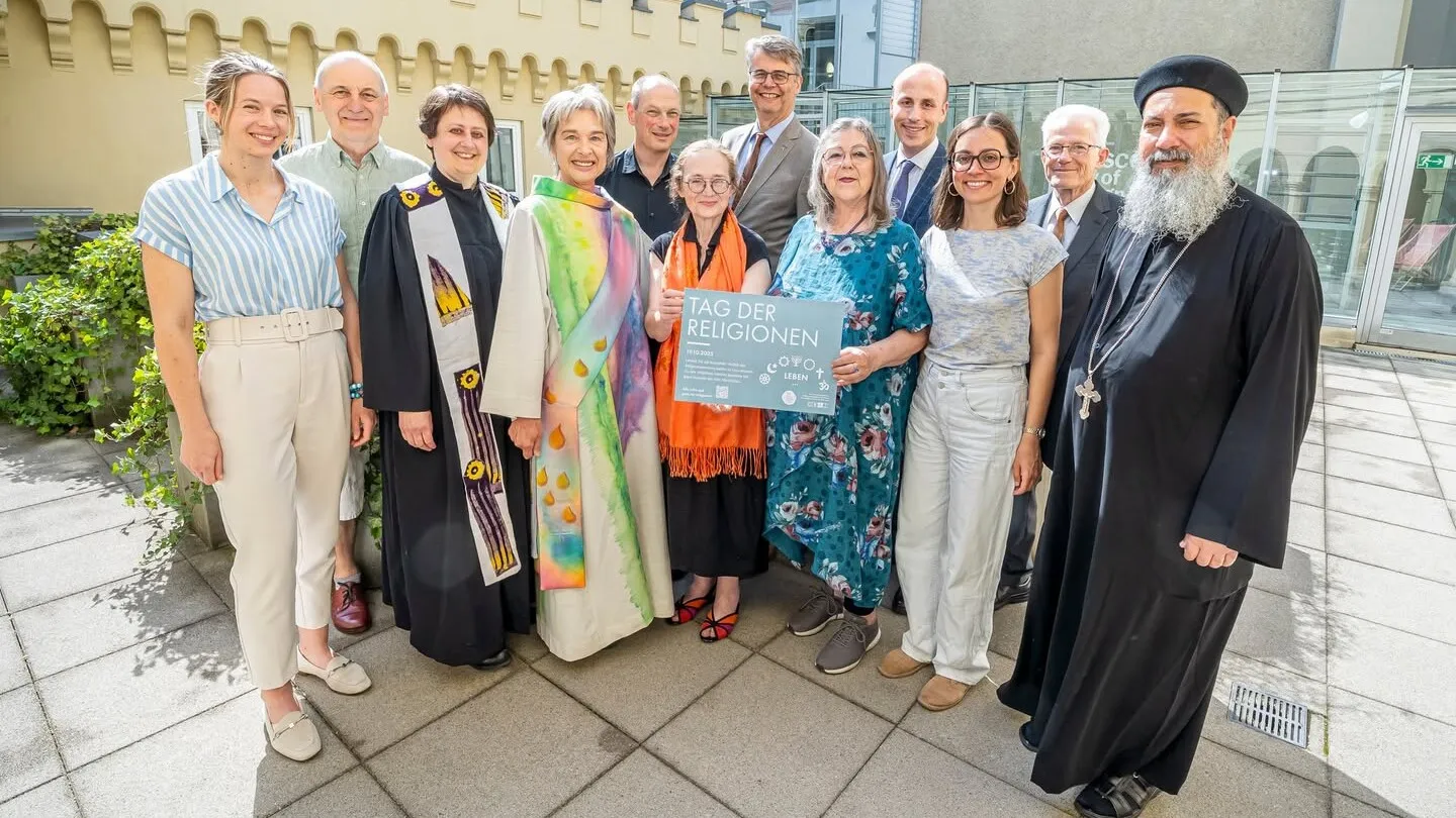 Tag der Religionen 2025 in Graz v.l.n.r.: Eva Wenig (AAI), ?, Esther Handschin, Ines Tobisch, Ewald Pristavec, Michaela Al-Yazdi-Frühauf, Wolfgang Rehner, Inge Berendt, Philipp Suppan, NAdia Rehany, ? (Vereinigungskirche), Vater Rofael