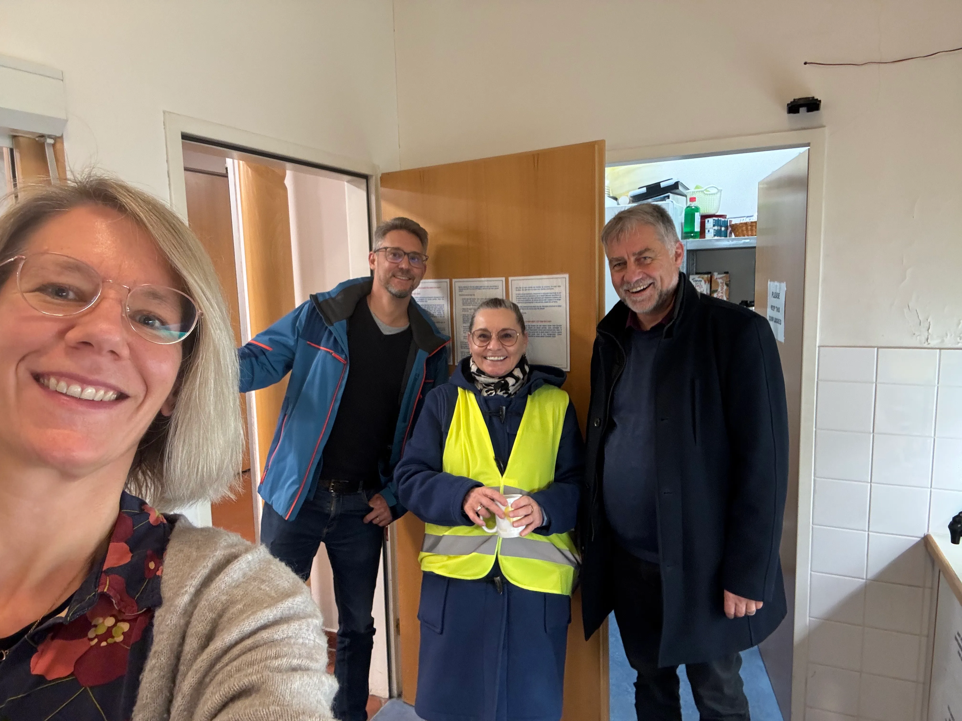 Bischof Dr. Stefan Zürcher stattet der Wärmestube in Österreich einen Besuch ab