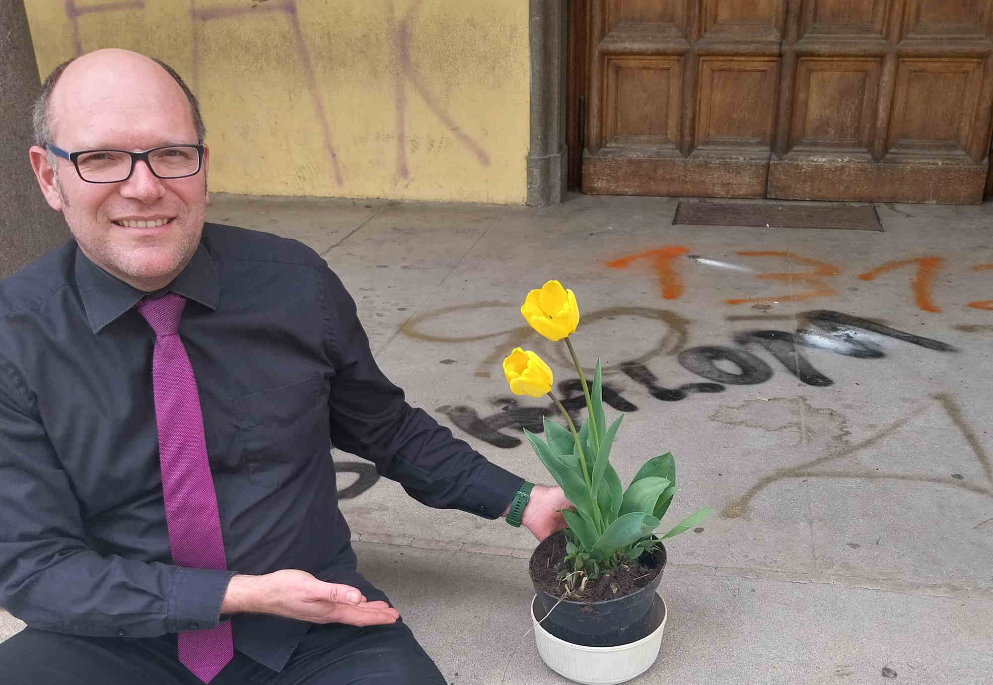 „Lasst Liebe wachsen“ – Blumenregen als Antwort auf Schmieraktion in Grazer Kreuzkirche