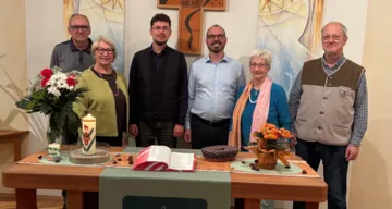 Foto nach dem Gottesdienst am 11.10.2026. Vlnr: Herbert (evang. AB), Maria Huber, Robert Stroia, Pastor Martin Obermeir-Siegrist, Helga Schmid (evang. AB), Werner Redtenbacher