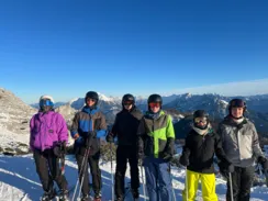 Jugendliche Skifahrerinnen vor der Bergkullisse