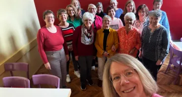 v.l.n.r.: Esther Handschin, Margit Wallner, Doris Weissenbrunner, Gabi Rehbogen, Irene Fiala, Maria Huber, Birgit Prachner, Helga Pöll, Renate Pessenlehner, Birgit Foelsche-Gnigler, Charlotte Schwarz, Donata Persson, Erika Prachner, aAria Ivanovsky, Traude Lastonersky; im Vordergrund: Antje Klein