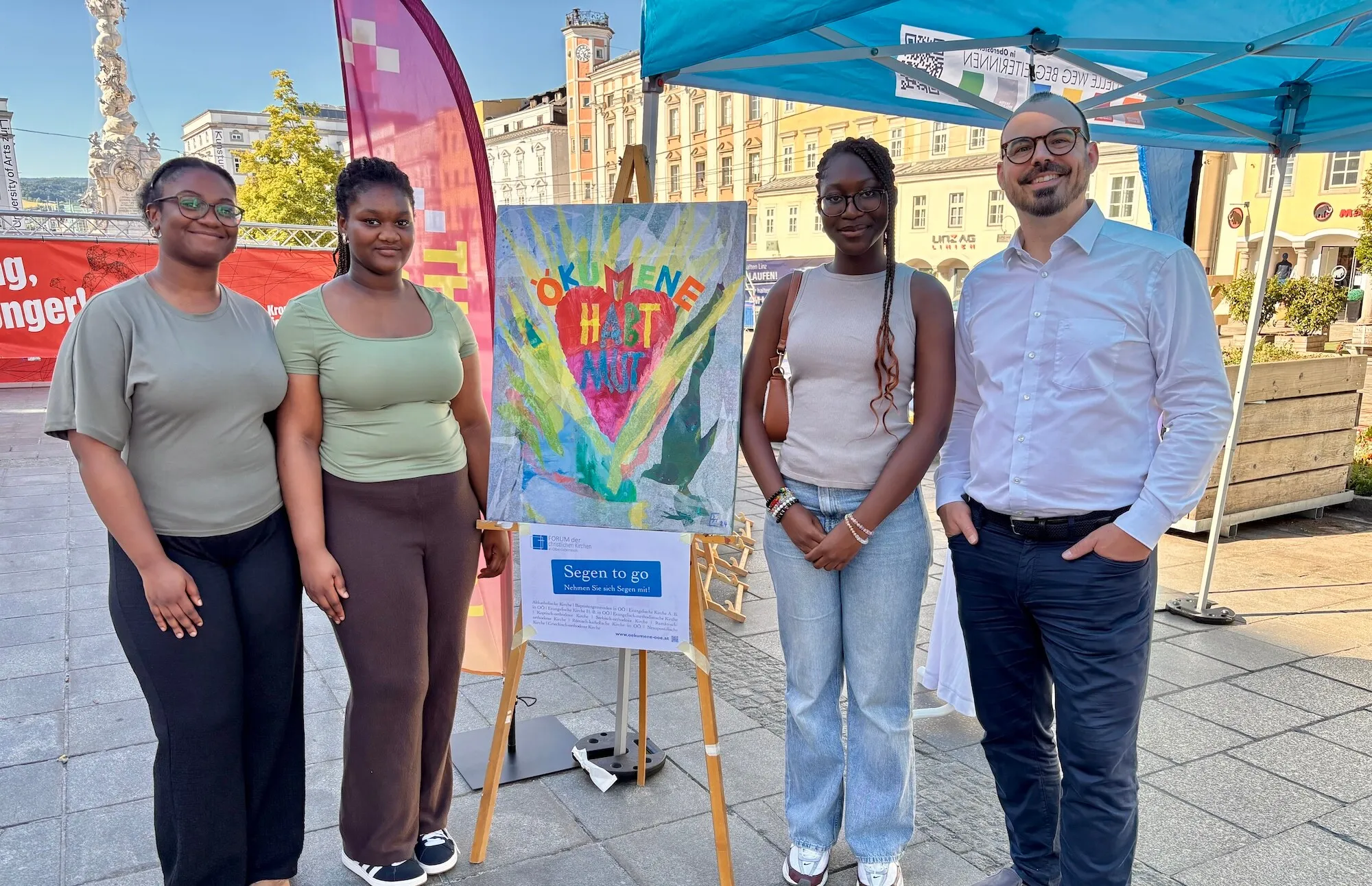 Segen to go, Kirchenroas und mehr … Vlnr: Pearl und Miriam Asante, Anita Ndayisaba, Pastor Martin Obermeir-Siegrist