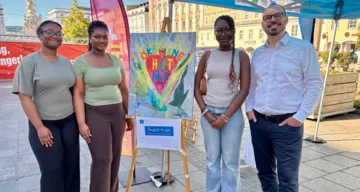 Vlnr: Pearl und Miriam Asante, Anita Ndayisaba, Pastor Martin Obermeir-Siegrist