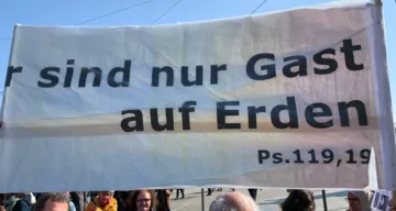 Transparent, erstellt von Andrea Kampelmüller (unterhalb des Plakates mit dunkelroter Jacke, links daneben Pfarrerin i.R. Ulrike Frank-Schlamberger)