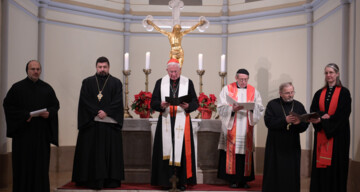 Segen:
(vlnr.) Pater Saliba Er (syrisch-orthodox), Erzpriester Dragan Eric (serbisch-orthodox), Erzbischof Franz Lackner (römisch-katholisch), Generalvikar Pfr. Martin Eisenbraun (altkatholisch), Erzpriester Dumitru Viezuianu (rumänisch-orthodox), Pastorin Dorothee Büürma (evangelisch-methodistisch)