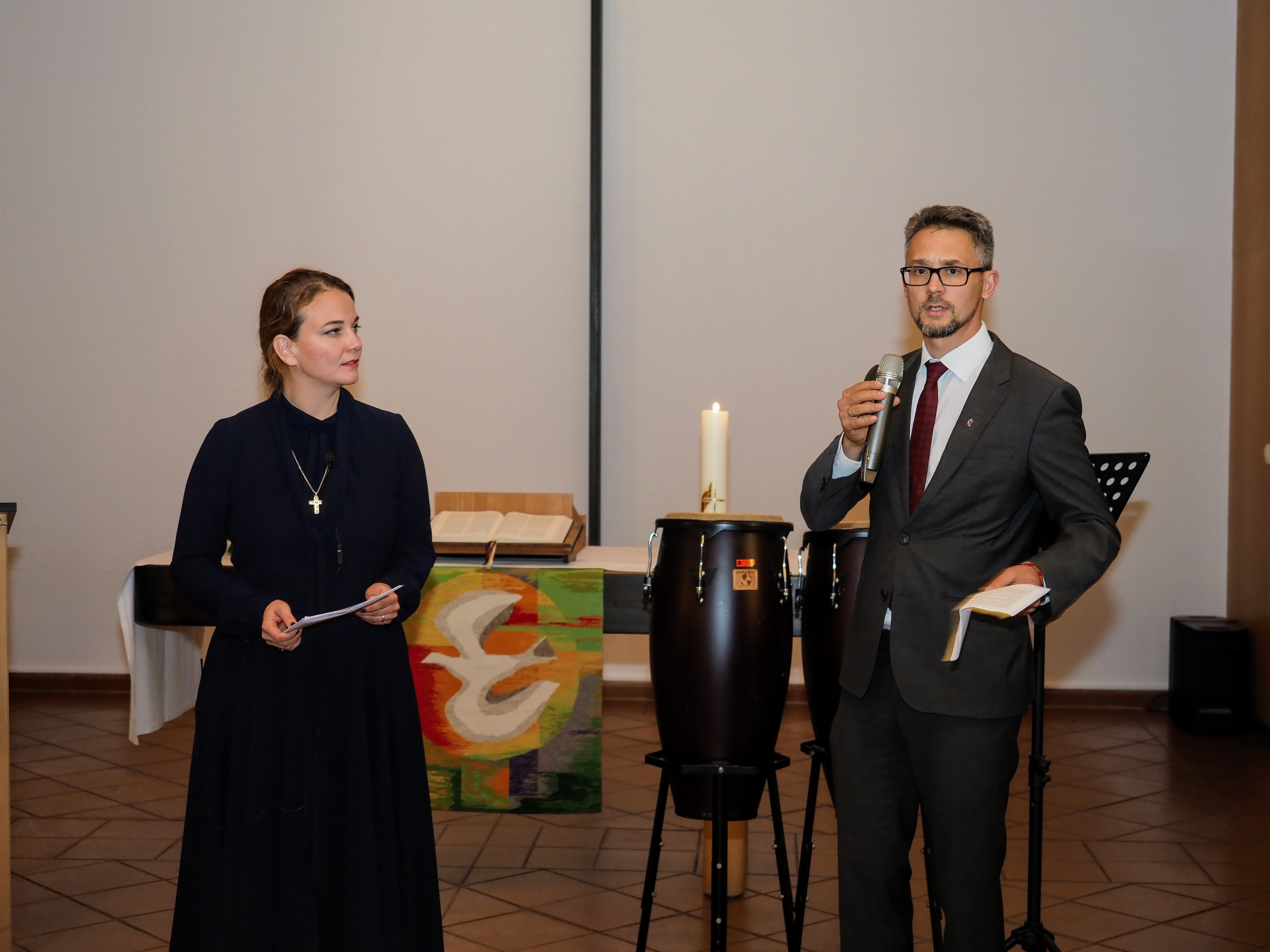 Superintendent Stefan Schröckenfuchs mit Pfarrerin Julia Schnizlein beim 150-Jahr-Jubiläum