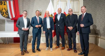 Geschäftsführer des Diakonie Zentrum Spattstrasse Mag. Heinz Wieser (3. v.l) wurde von Landeshauptmann Mag. Thomas Stelzer mit dem Ehrentitel Konsulent für Soziales ausgezeichnet.