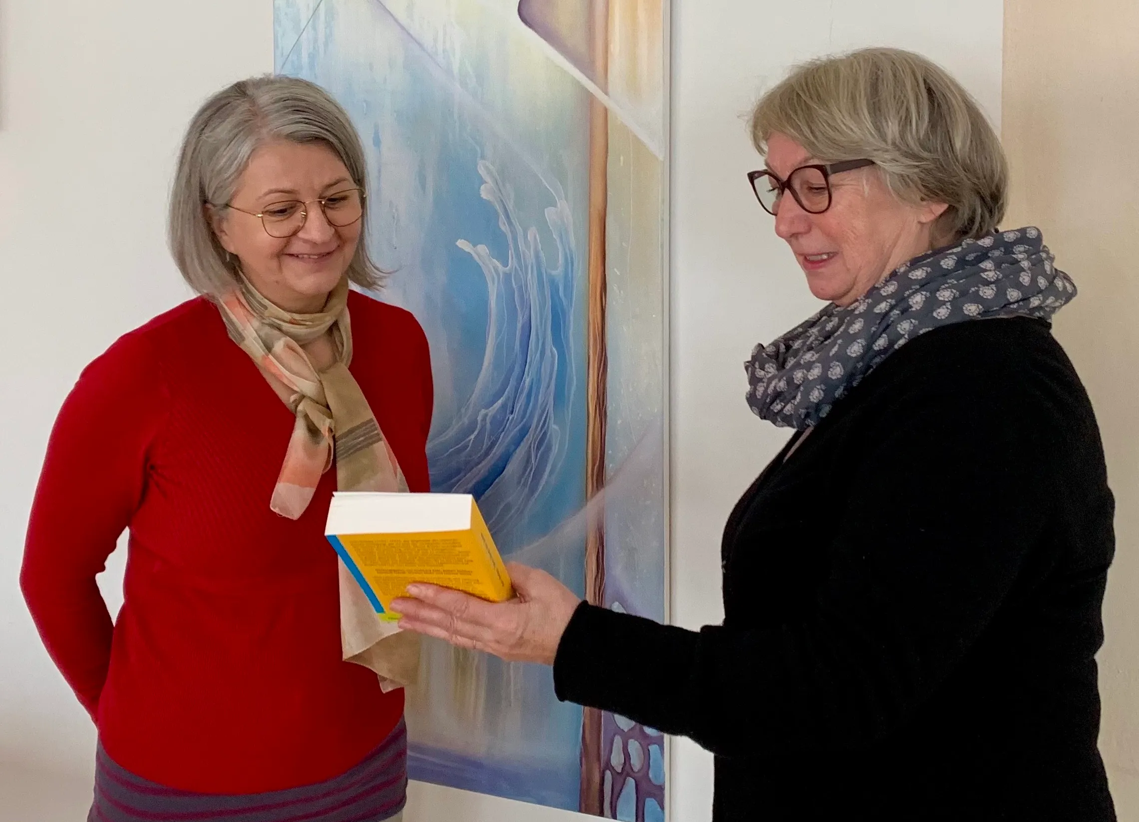 Aufnahme Margarete Maria Huber übergibt Margarete Steiner ein Wesley Brevier als Willkommensgeschenk im Gottesdienst mit Taufbekenntnis und feierlicher Aufnahme, 10.12.2022 in Ried