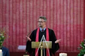 Superintendent Schröckenfuchs eröffnet den Gottesdienst
