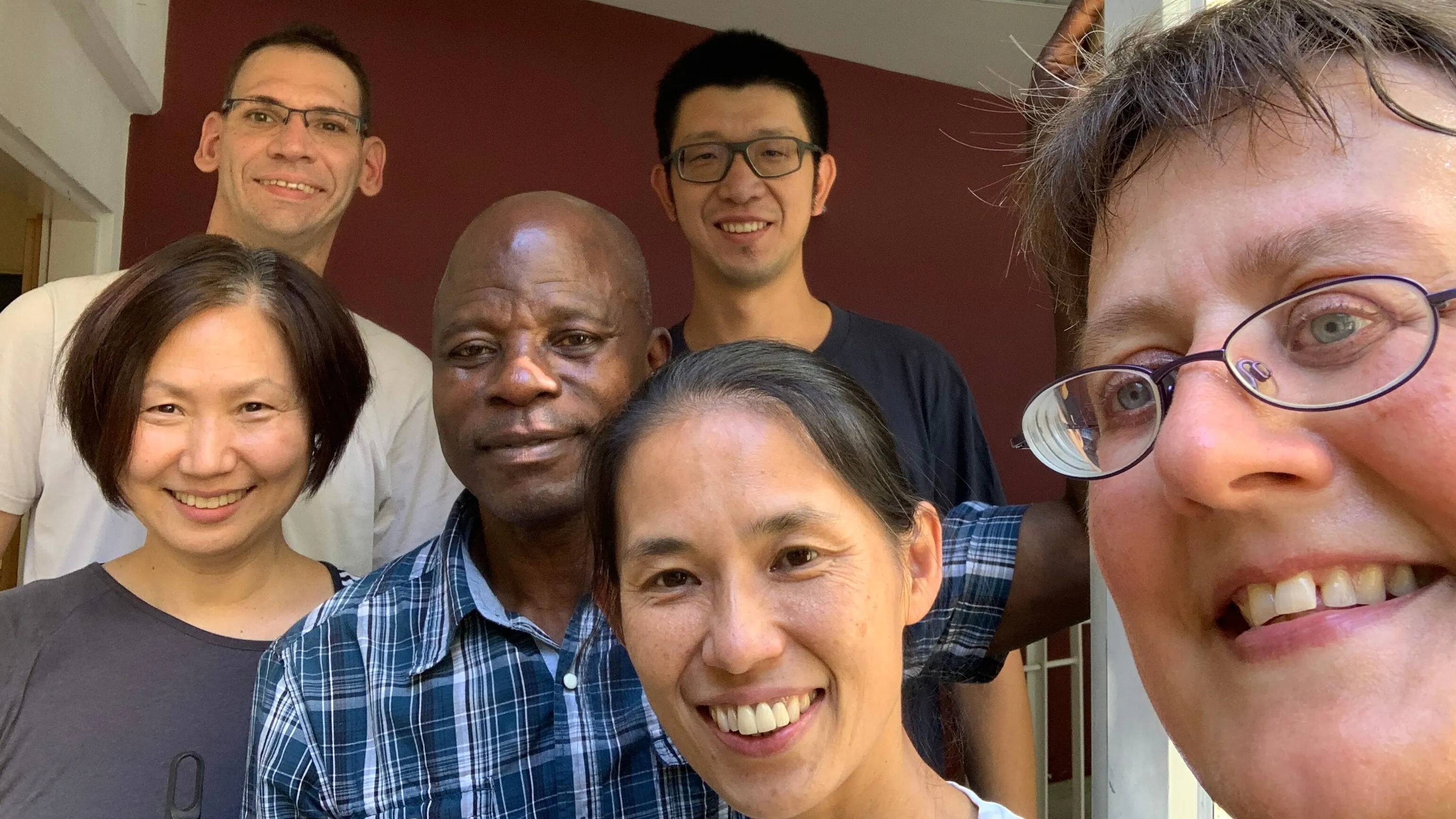 Methodist Cleaning Service Vorne (v.L.) Choonyoung Kim-Gross, Joe Oppong-Kyeremeh, Suet Lai, Esther Handschin
Hinten: Dominic Enzmann, Ho Lui