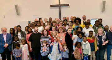 Gemeindefoto nach dem "Kinder in die Mitte" Ostergottesdienst am Ostersonntag, 09.04.2023