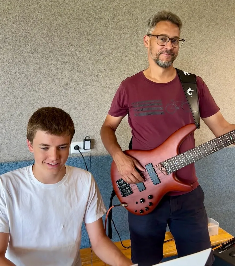 Mattis Mayr: Klavier und Stefan Schröckenfuchs E-Bass