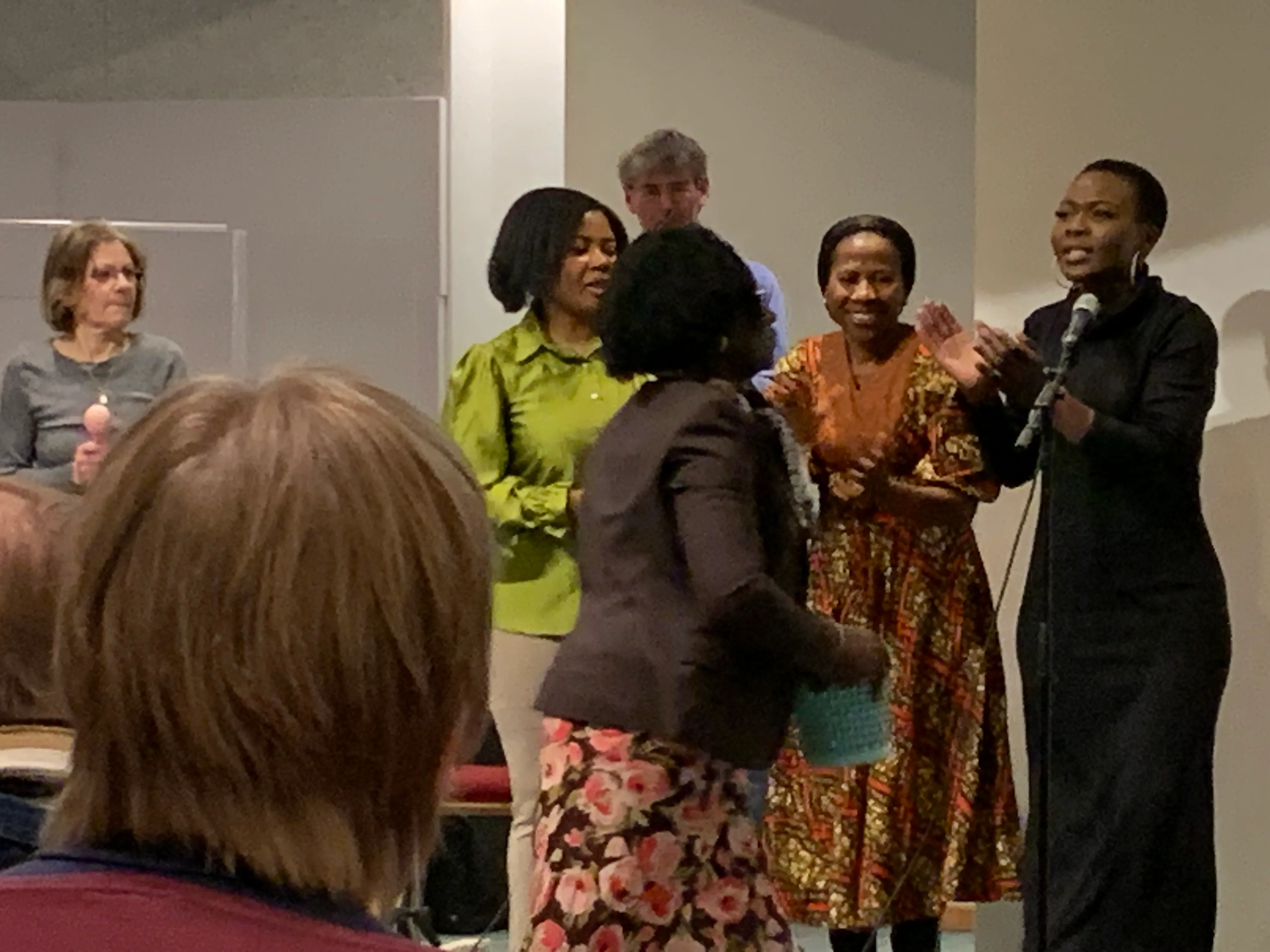 Frauen aus nigerianischer Gemeinde singen