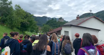Jugendwoche 2021 Gruppe wandert Richtung Burgruine