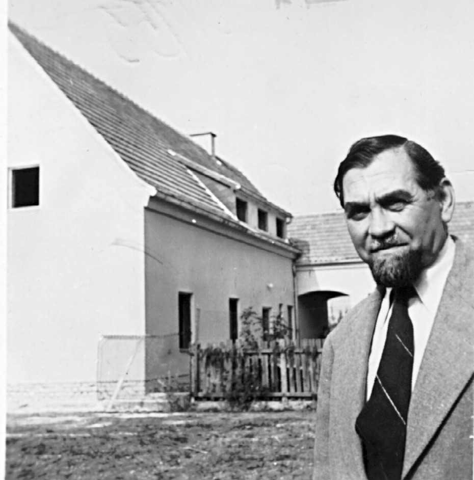 Ernst Nausner vor dem Pfarrhaus