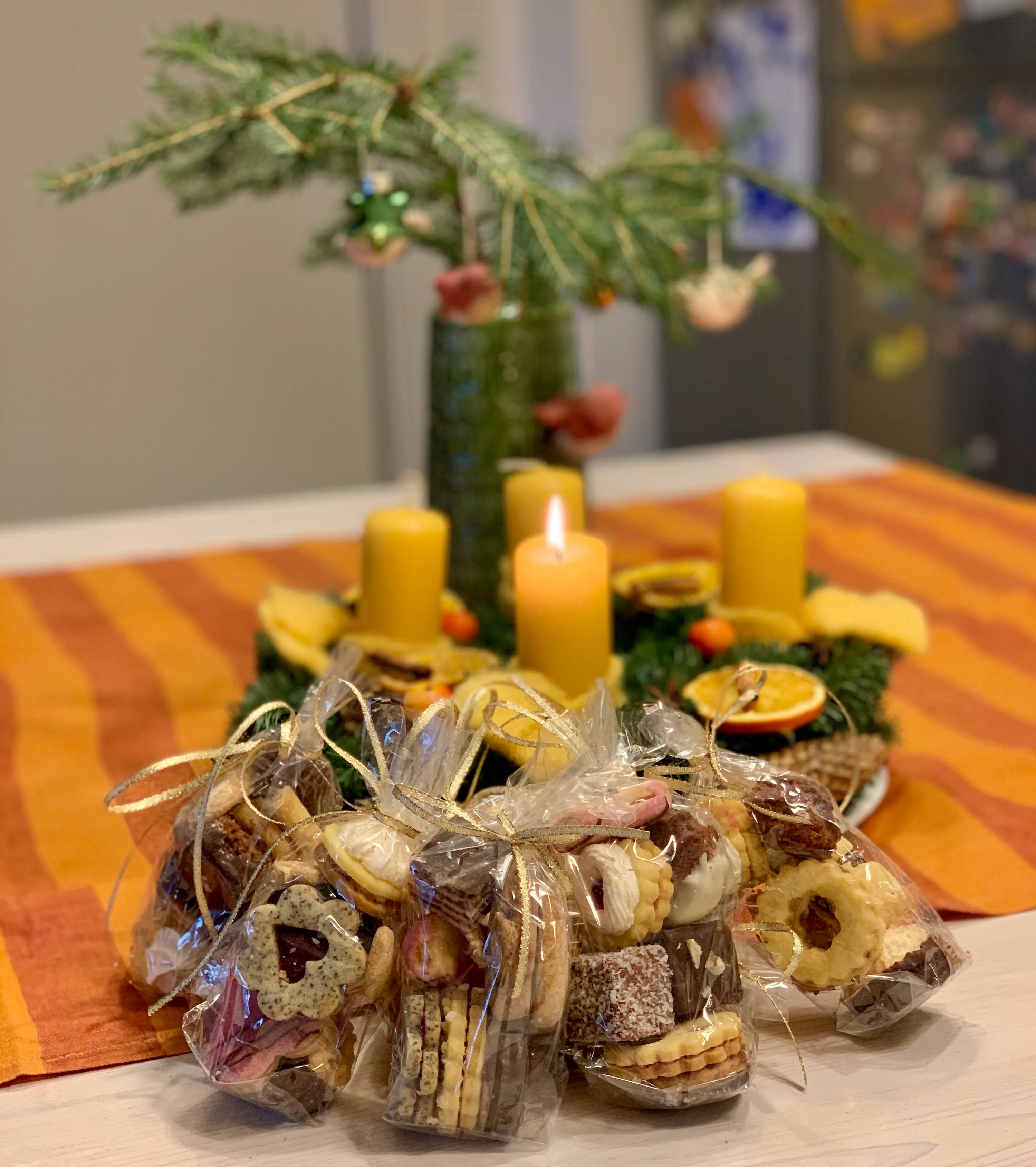 Keks-Sackerl vor Adventkranz