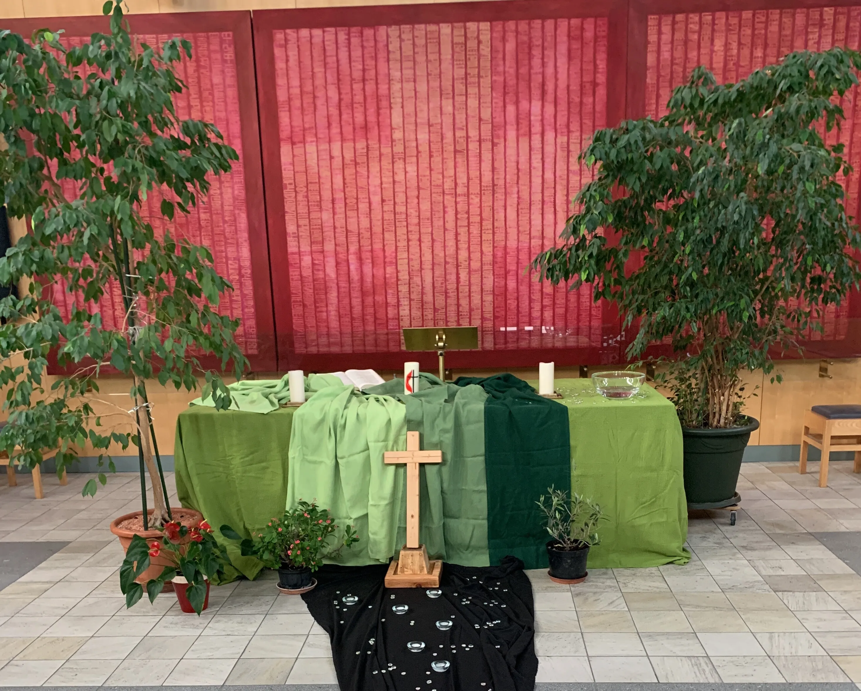 Kirchenraum dekoriert für den Gründonnerstag