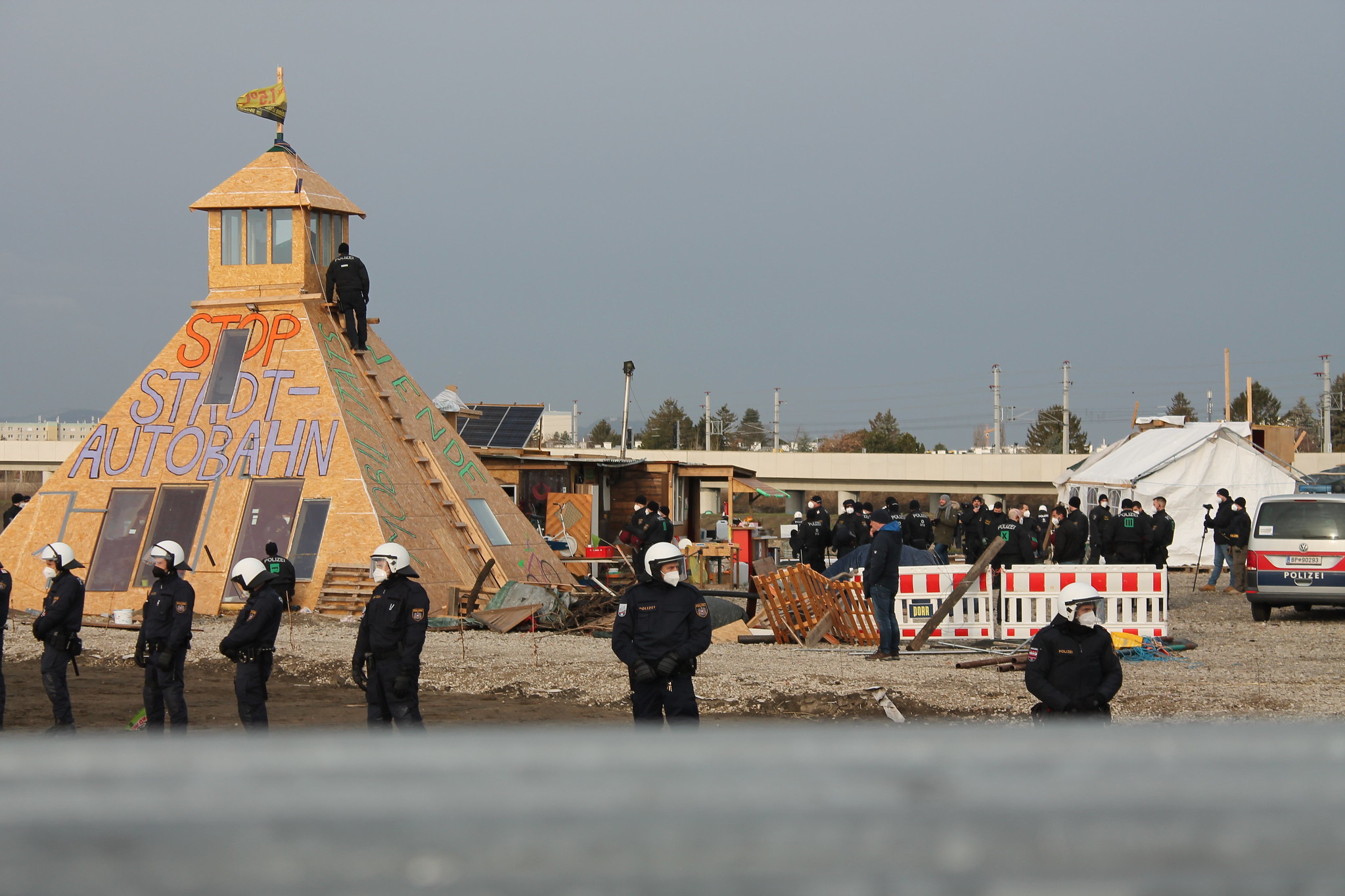 Evangelische Kirchenvertreter betroffen von Protestcamp-Räumung Das Protestcamp mit der “Pyramide” wird geräumt