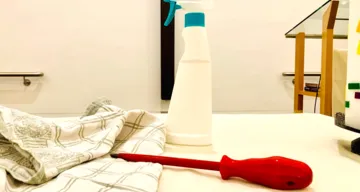 Putzfetzen, Sprühflasche und Schraubenzieher im Kirchenraum der EmK Linz