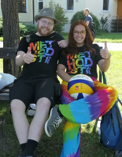 Bernhard L. und Olivia K. mit Mthodist T-Shirts vor dem Luise-Wehrenfennig-Haus in Bad Goisern