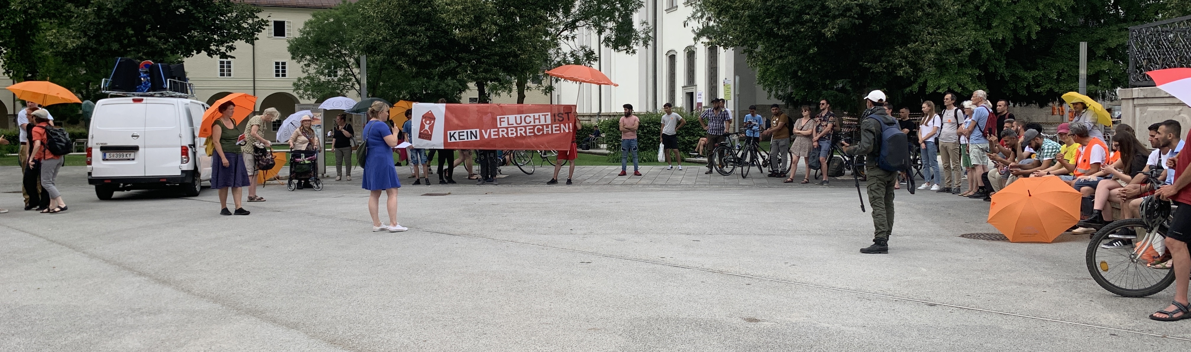 Umbrella March am Weltflüchtlingstag in Salzburg Schlusskundgebung