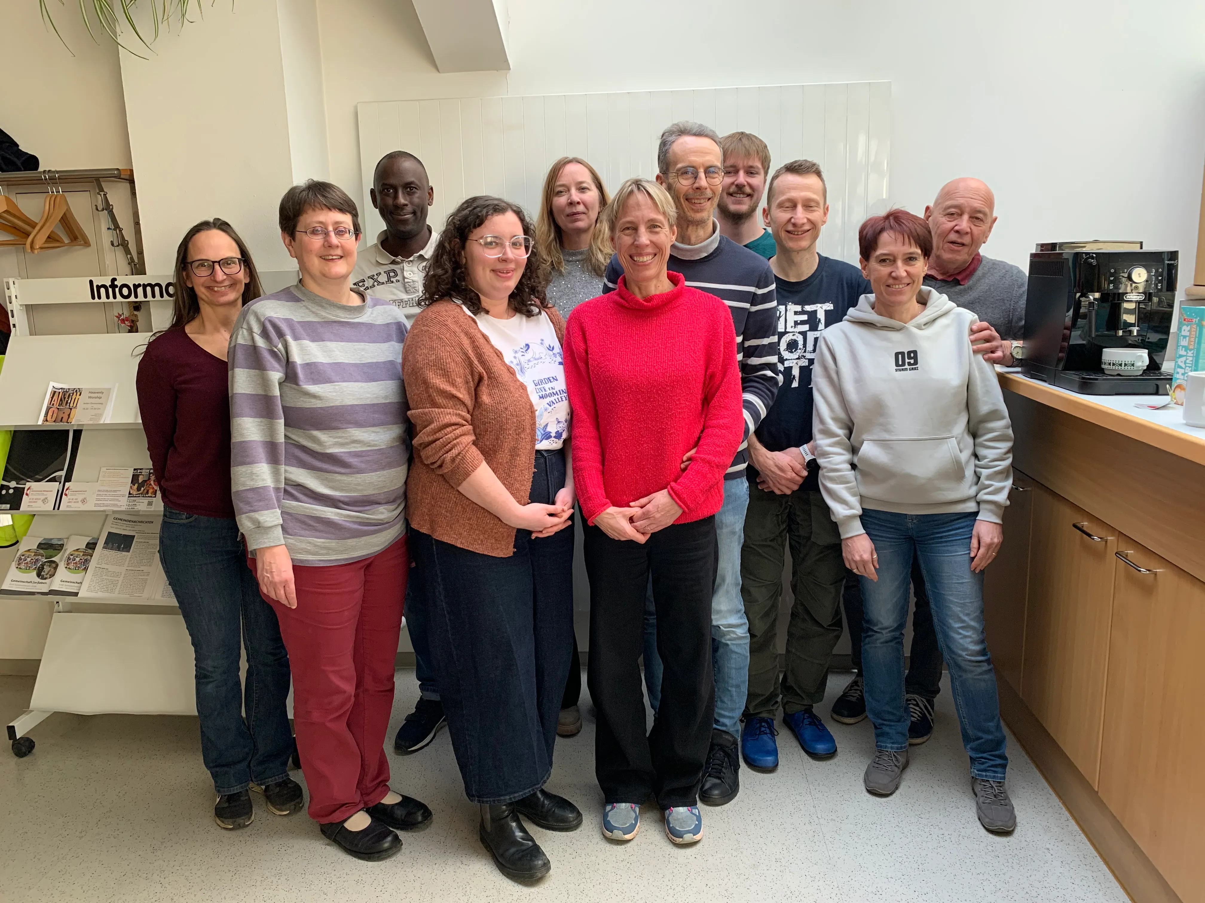 "Über allem die Liebe" v.l.n.r.: Martha Zilka, Esther Handschin, Alexis Kajenjeri, Anna Hunneck, Magdalena Bruckmüller, Annette Mütze, Johannes Blocher, Daniel Mohr, Eike Nungesser, Ute Frühwirth, Gerhard Weissenbrunner