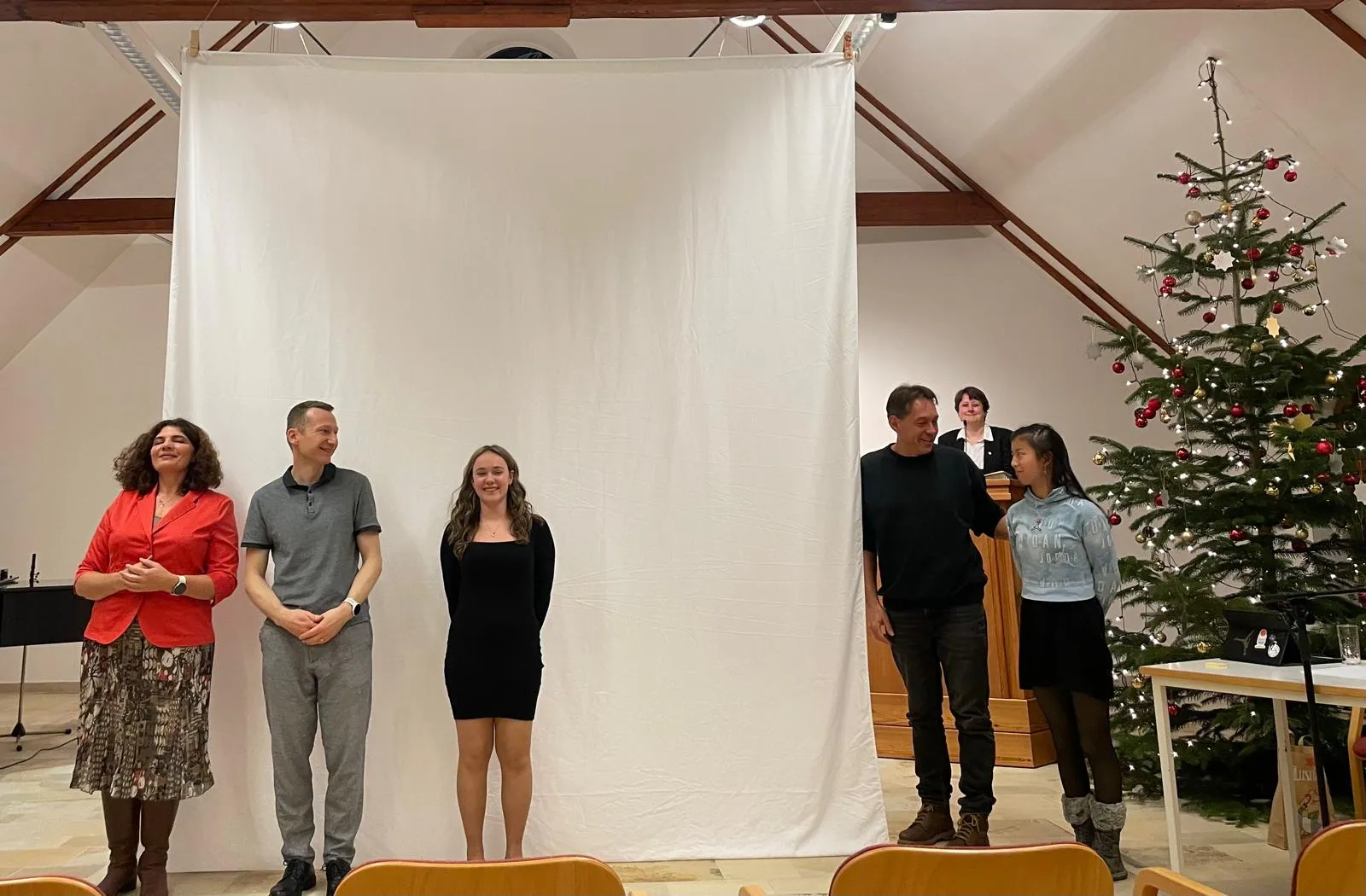 erweitertes Kinderteam (v.l.n.r.): Lena Kessler, Eike Nungesser, Lena Frühwirth, Andy Weissenbrunner, Yireh Liu; im Hintergrund: Esther Handschin