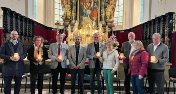 Mitwirkende des Interreligiösen Gebets für Gerechtigkeit, vlnr: Martin Obermeir-Siegrist (EmK), Sabine Schmidseder (Bahá'í), Imam und Mustafa Sağıroğulları (muslimisch/ATIB Ried), Klaus Schwarzgruber und Renate Bespaletz (altkatholisch), Didi und ? Seifriedsberger (NAK), Rupert Niedl (römisch-katholisch)