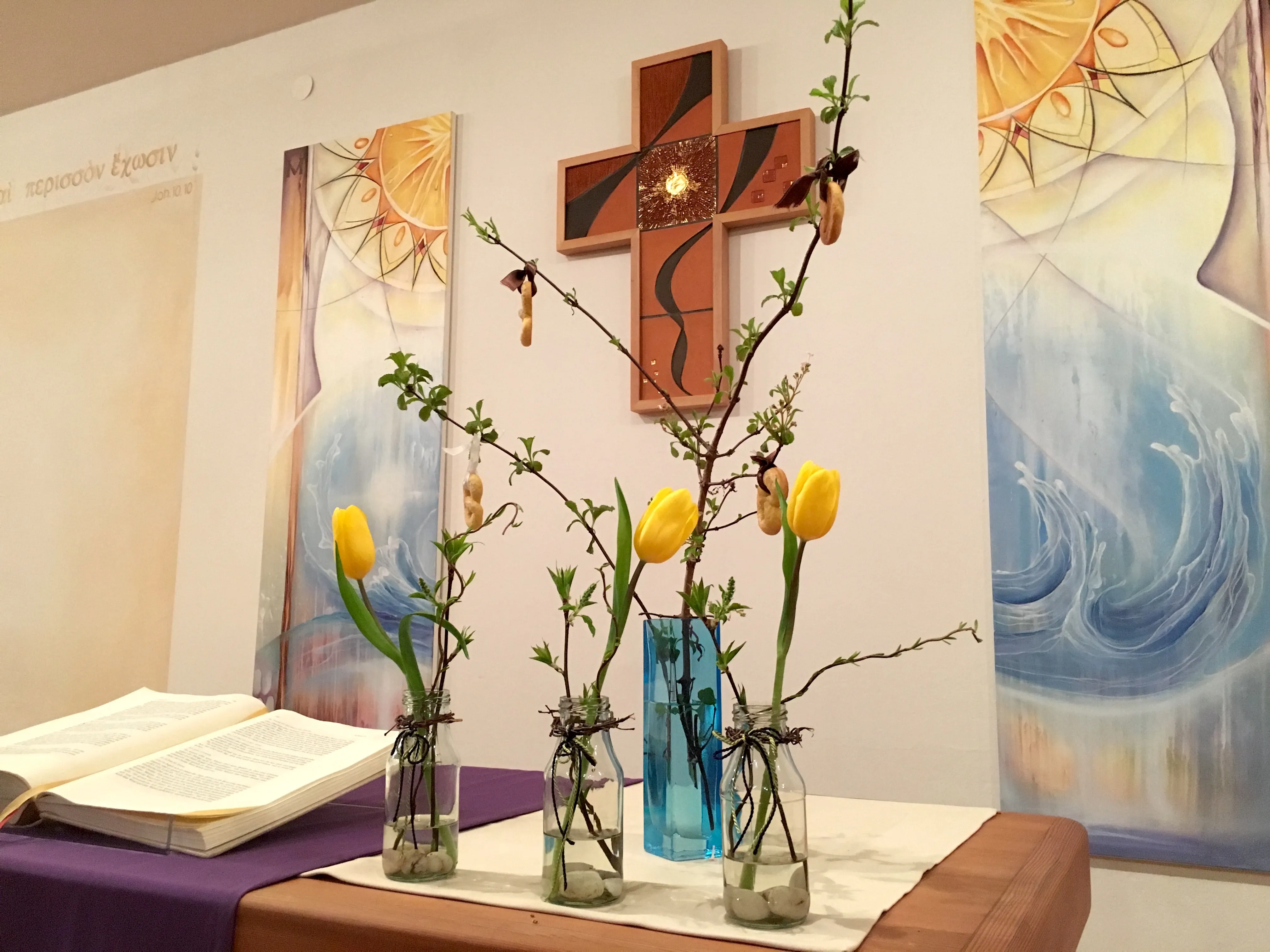 Der Kirchenraum in Ried mit Tulpen und Zweigen geschmückt