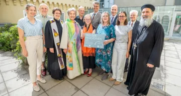 v.l.n.r.: Eva Wenig (AAI), ?, Esther Handschin, Ines Tobisch, Ewald Pristavec, Michaela Al-Yazdi-Frühauf, Wolfgang Rehner, Inge Berendt, Philipp Suppan, NAdia Rehany, ? (Vereinigungskirche), Vater Rofael