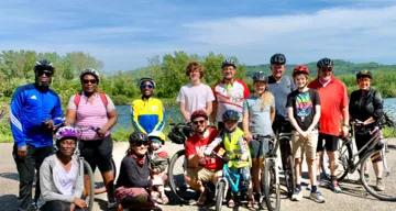 Fahrradausflug der EmK Linz am 1. Mai 2024 – Gruppenfoto vo der Traun (Höhe Weikerlseen)