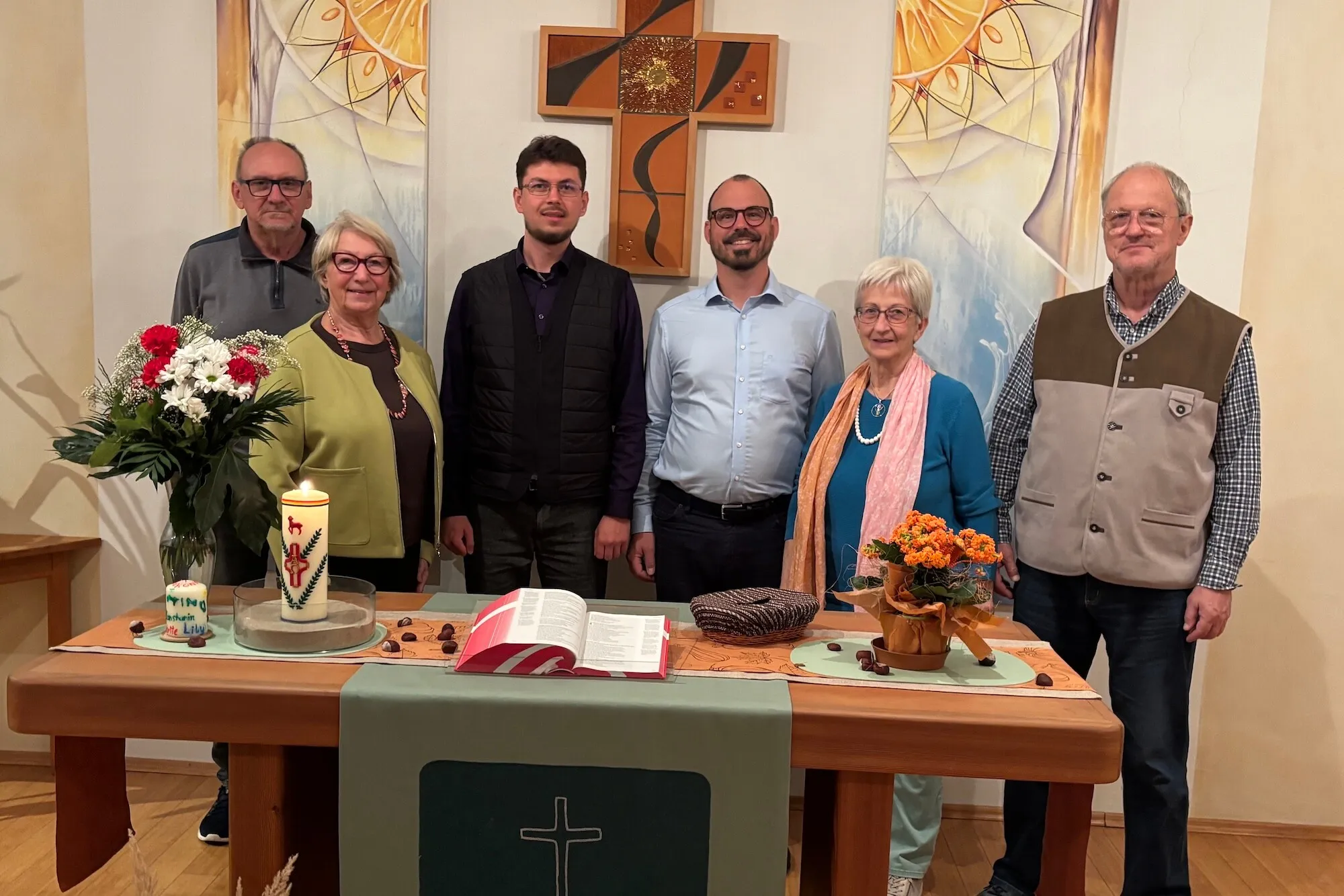 Neues Mitglied: Robert Foto nach dem Gottesdienst am 11.10.2026. Vlnr: Herbert (evang. AB), Maria Huber, Robert Stroia, Pastor Martin Obermeir-Siegrist, Helga Schmid (evang. AB), Werner Redtenbacher