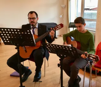 Martin und Hans spielen Gitarre