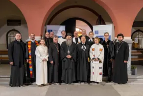 Ökumenischer Gottesdienst in in der Serbisch-orthodoxen Kirche in Linz am 25. Jänner 2023
V. l.: Diakon Nemanja Micic (Serbisch-orthodoxe Kirche), Pastor Martin Obermeir-Siegrist (Evangelisch-methodistische Kirche), Ökumene-Referentin Gudrun Becker (Römisch-katholische Kirche), Pfarrer Sorin Bugner (Rumänisch-orthodoxe Kirche), Kurator Johann Lamb (Evangelische Kirche H. B.), Bischof Manfred Scheuer (Römisch-katholische Kirche), Dompfarrer Maximilian Strasser (Römisch-katholische Kirche), Bischof Andrej Ćilerdžić (Serbisch-orthodoxe Kirche), Pfarrer Samuel Ebner (Altkatholische Kirche), Superintendent Gerold Lehner (Evangelische Kirche A. B.), Pfarramtskandidatin Imke Marie Friedrichsdorf (Evangelische Pfarrgemeinde A. B. Linz – Innere Stadt), Vikarin Elisabeth Steinegger (Altkatholische Kirche), Pastor Alexander Strecker (Baptistengemeinde), Pfarrer Stefan Lungeanu (Rumänisch-orthodoxe Kirche).