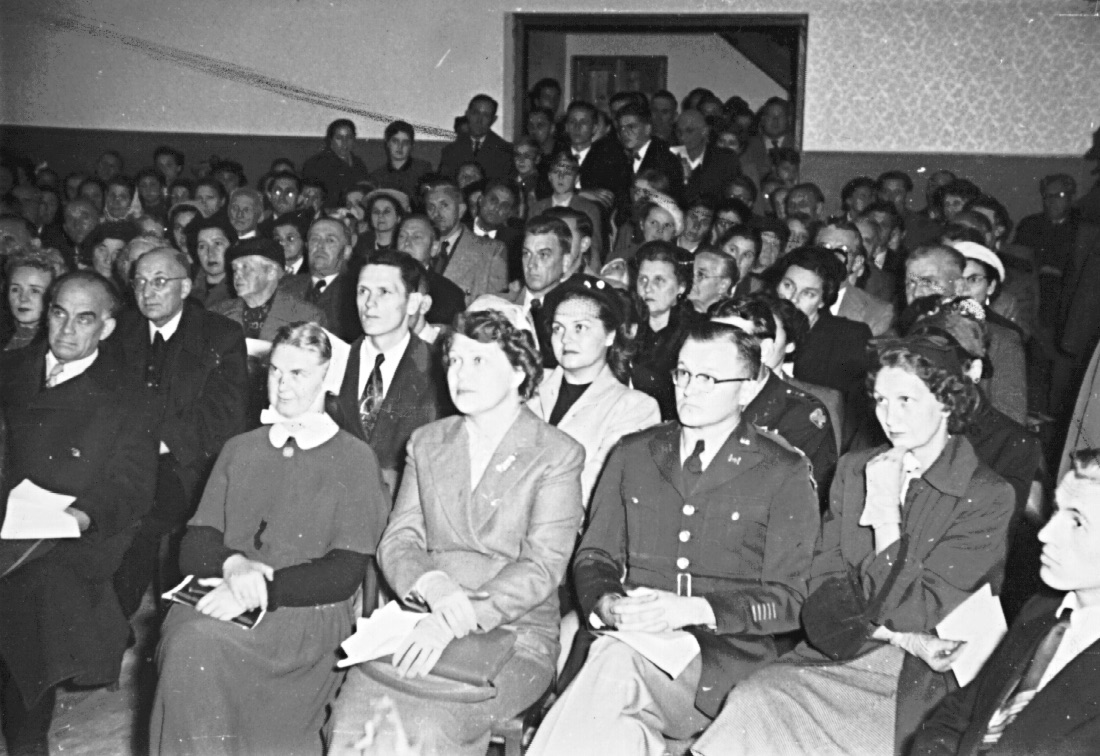 Gemeinde bei der Kirchweihe