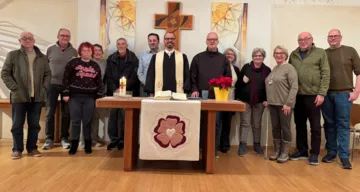 Mitglieder der EmK und der Evanglischen Pfarrgemeinde Ried im Innkreis nach dem Weihnachtsgottesdienst am 25.12.2025.