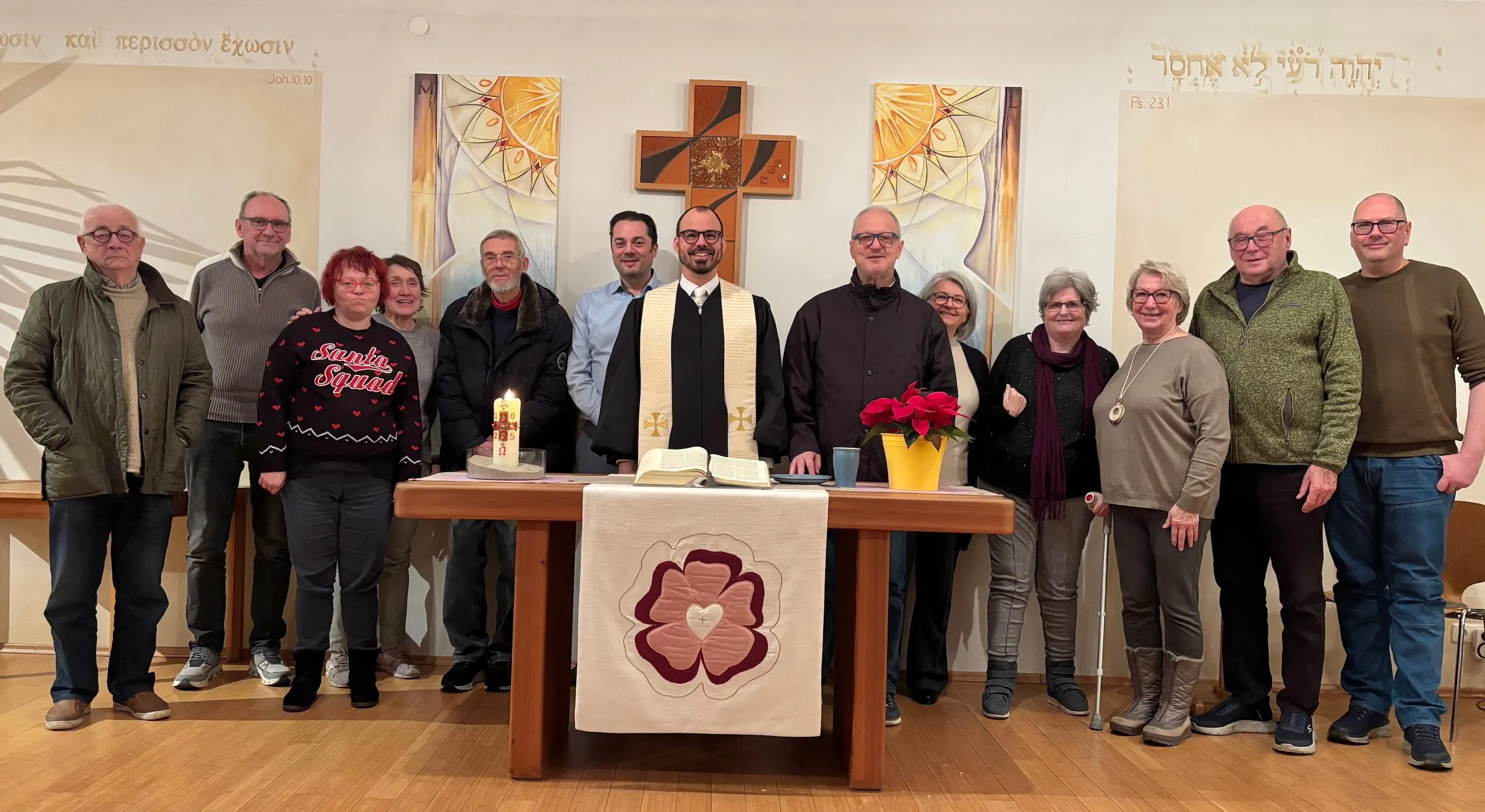 Gruppenfoto der Gemeinde im Kirchenraum