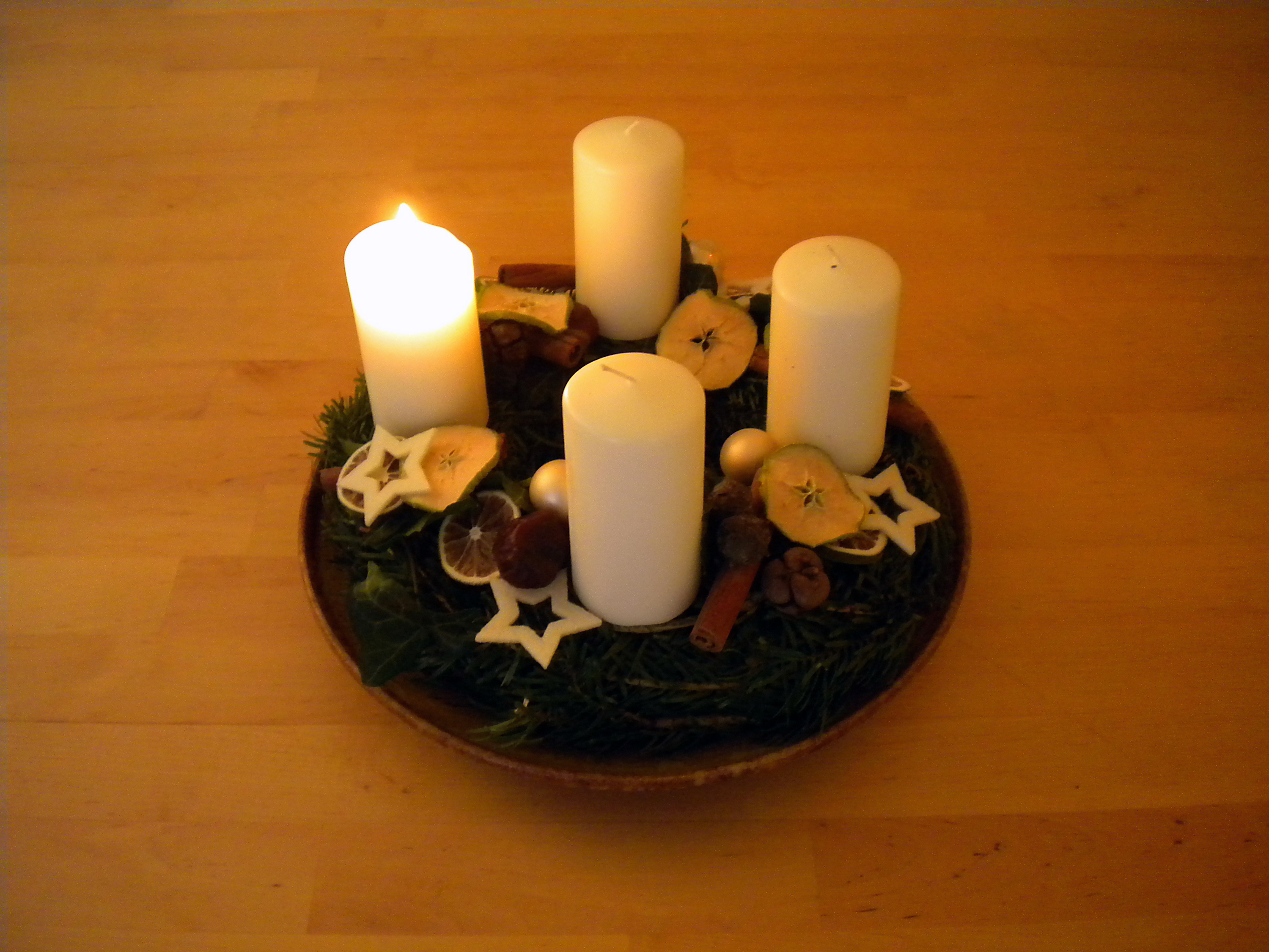 Adventkranz mit 1. Kerze entzündet