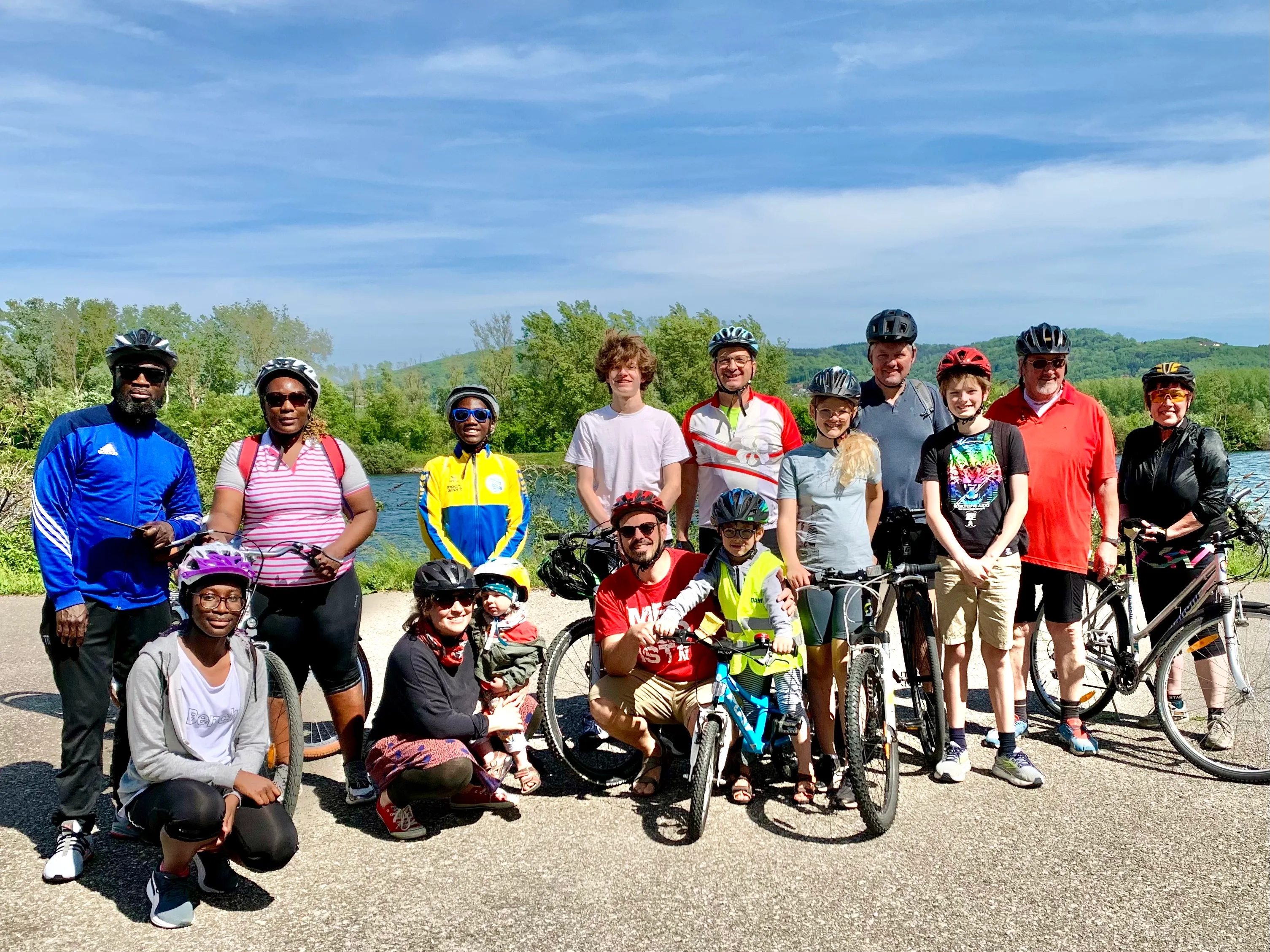 Fahrrad-Ausflug am 1. Mai Fahrradausflug der EmK Linz am 1. Mai 2024 – Gruppenfoto vo der Traun (Höhe Weikerlseen)