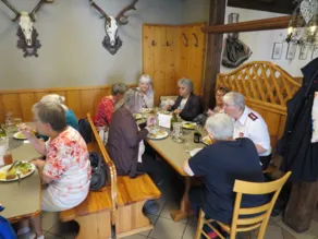 beim Heurigen Fuchs: Hermi Rohaczek, Elisabeth Kline (verdeckt), Maria Ivanovsky (verdeckt), Katharina Grasegger, Ruth Göttlicher, Irene Fiala, Hilde Burey, Heidi Oppliger, Roswitha Falkenberg (Rücken)