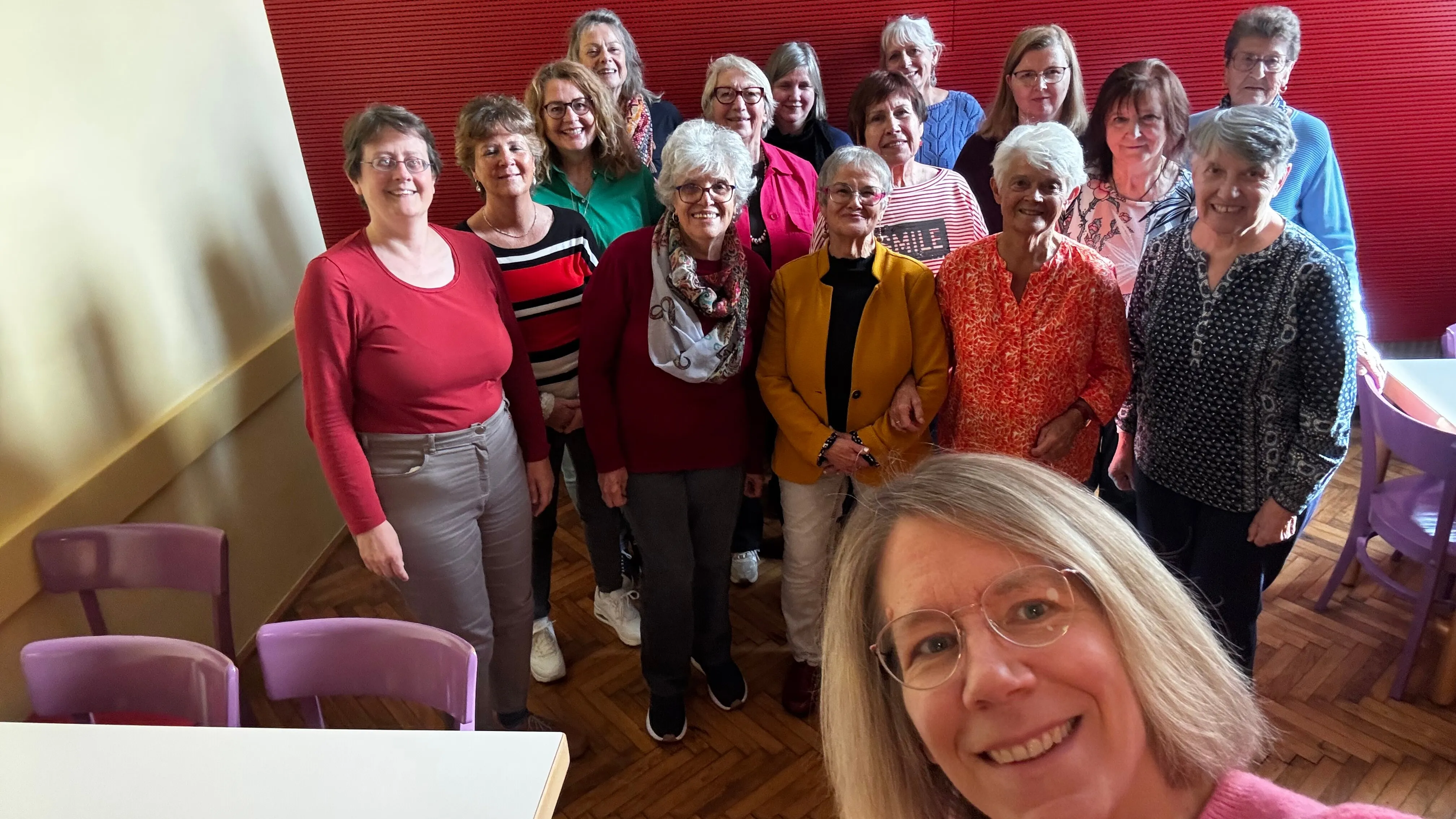 v.l.n.r.: Esther Handschin, Margit Wallner, Doris Weissenbrunner, Gabi Rehbogen, Irene Fiala, Maria Huber, Birgit Prachner, Helga Pöll, Renate Pessenlehner, Birgit Foelsche-Gnigler, Charlotte Schwarz, Donata Persson, Erika Prachner, aAria Ivanovsky, Traude Lastonersky; im Vordergrund: Antje Klein